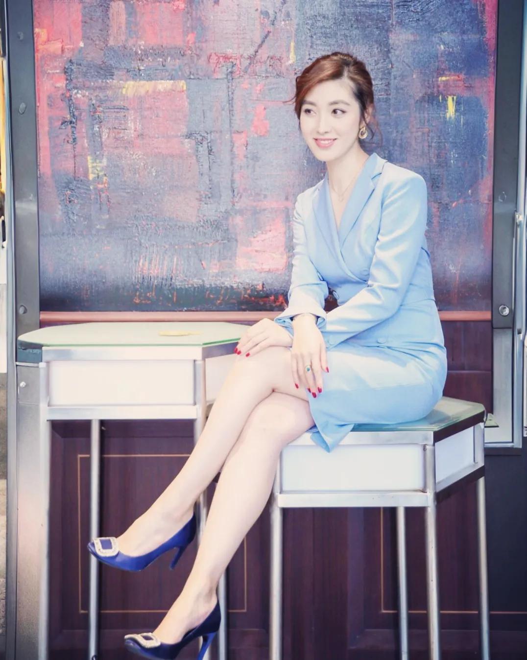 现实中比照片还漂亮，主持人何卿[比心]