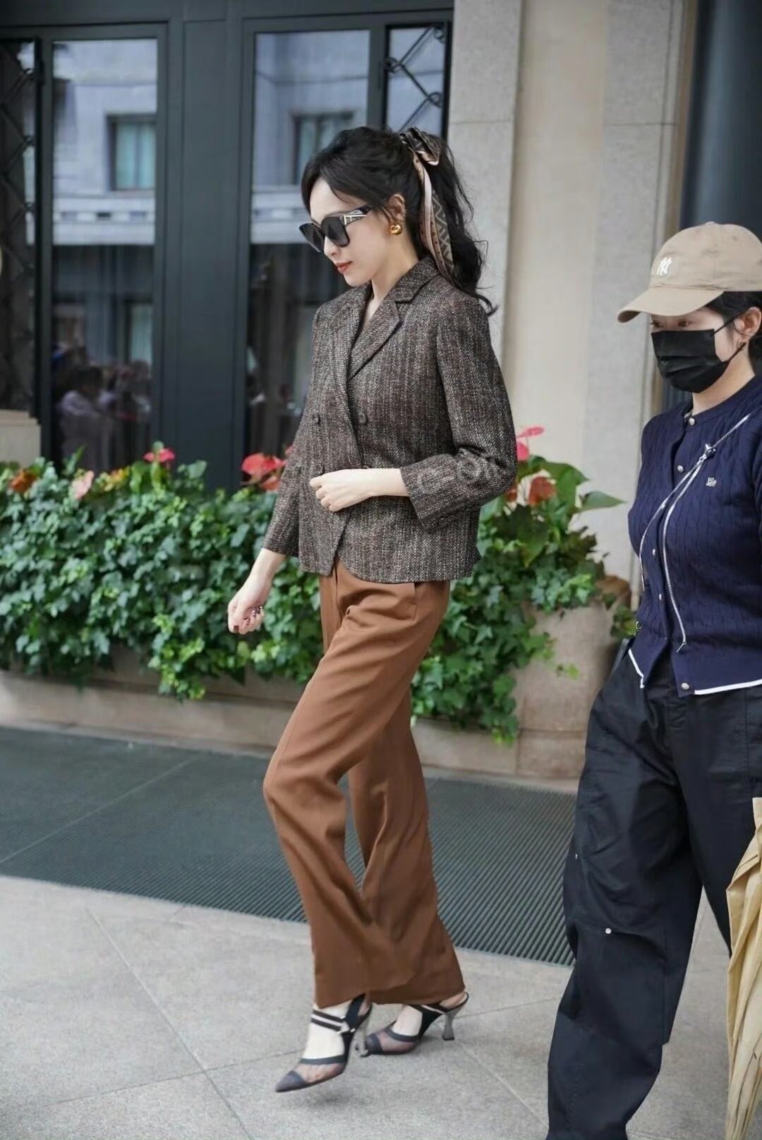 唐嫣米兰时装周路透两套不同的风格期待糖糖亮相大秀现场​