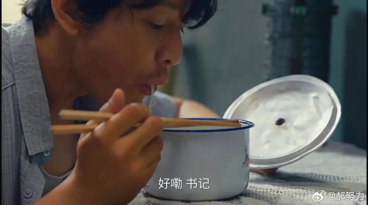不会吃别尬演！看《小城大事》黄晓明吃泡面，调料包都没放，却还是把赵丽颖给看饿了受