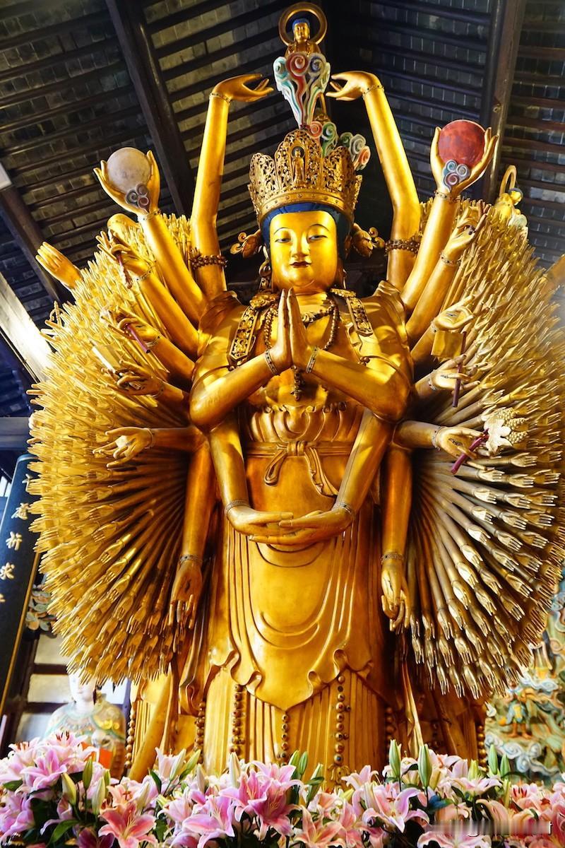 上海龙华寺千手千眼观音菩萨，刷到就是大慈大悲的加持🙏这尊上海龙华寺的千手