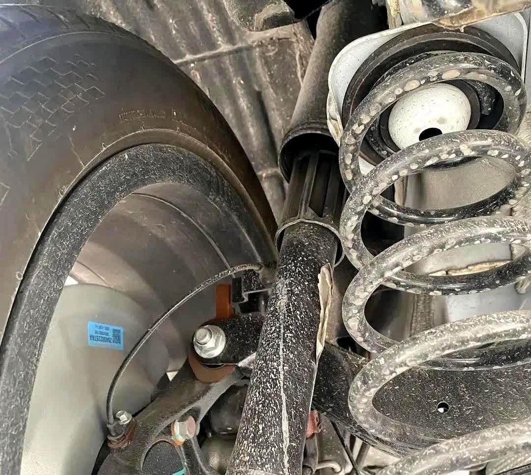 兄弟们，现在新车变天了！！这位兄弟才提的新车三个月，今天来做首次保养，把