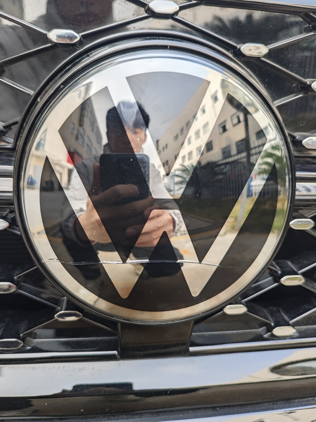 车标自然裂痕唉，兄弟们。考虑买上汽大众车的三思而后行啊。提车一个星期不到就出现