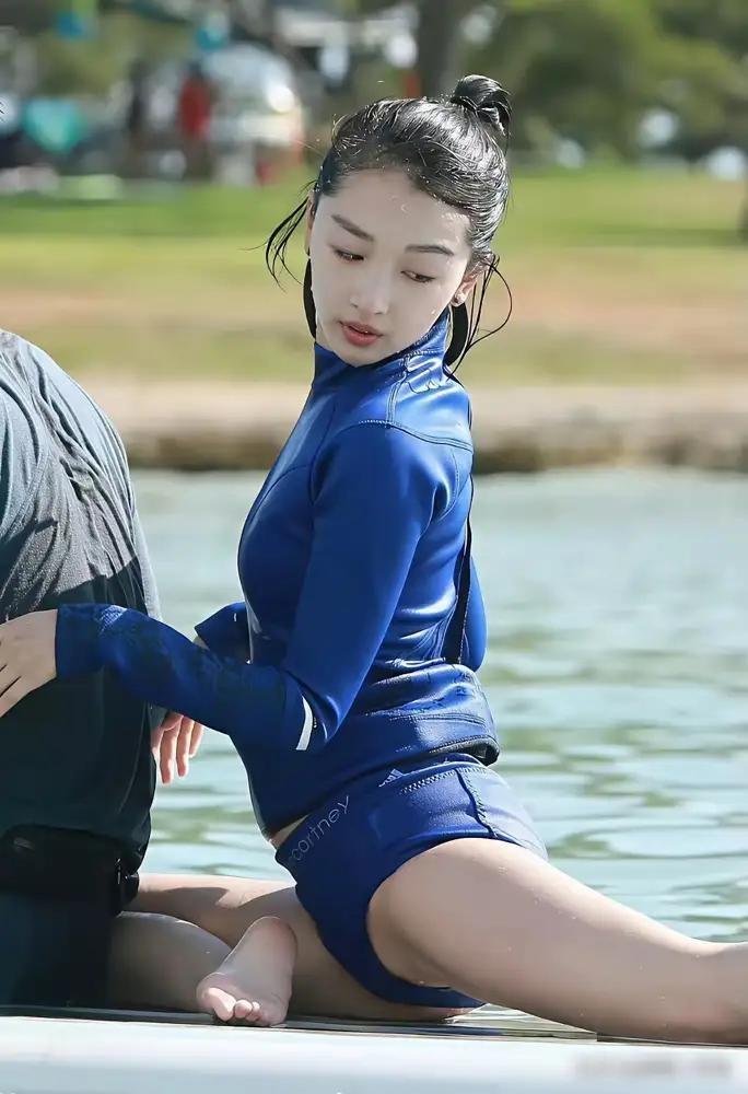 周冬雨这次在游艇上，算是彻底把女明星的脸面给扔海里了。前一秒摆拍后一秒脚底抹