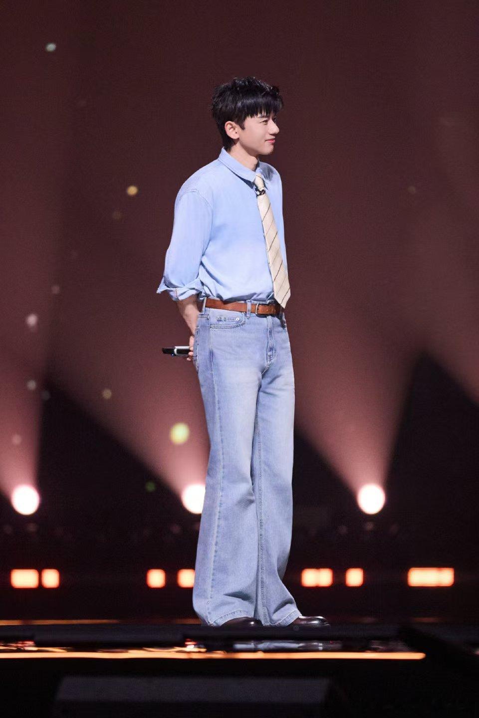 张杰也是和谢娜一样做上主持人了最好的夫妻模样莫过于彼此成就互相成全，旁人大多性格