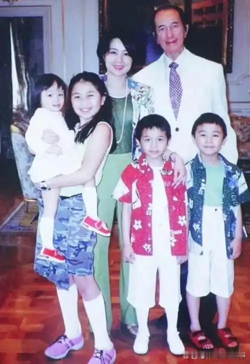 赌王生前是“时间管理大师”。何超琼和章泽天回忆自己的童年，说小时候，赌王父亲