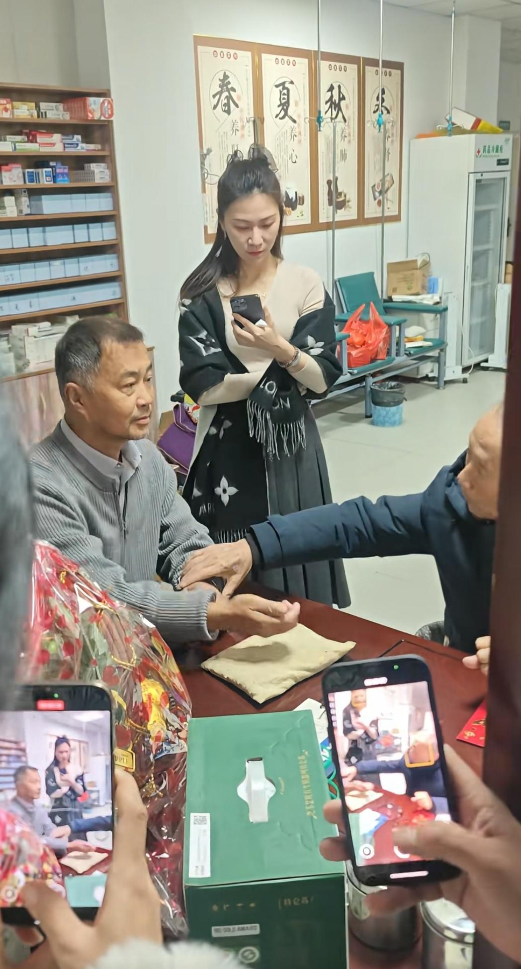 11月22日，博学流浪汉沈巍去看中医了，去看中医的时候，他穿的很整洁，灰色毛衣外