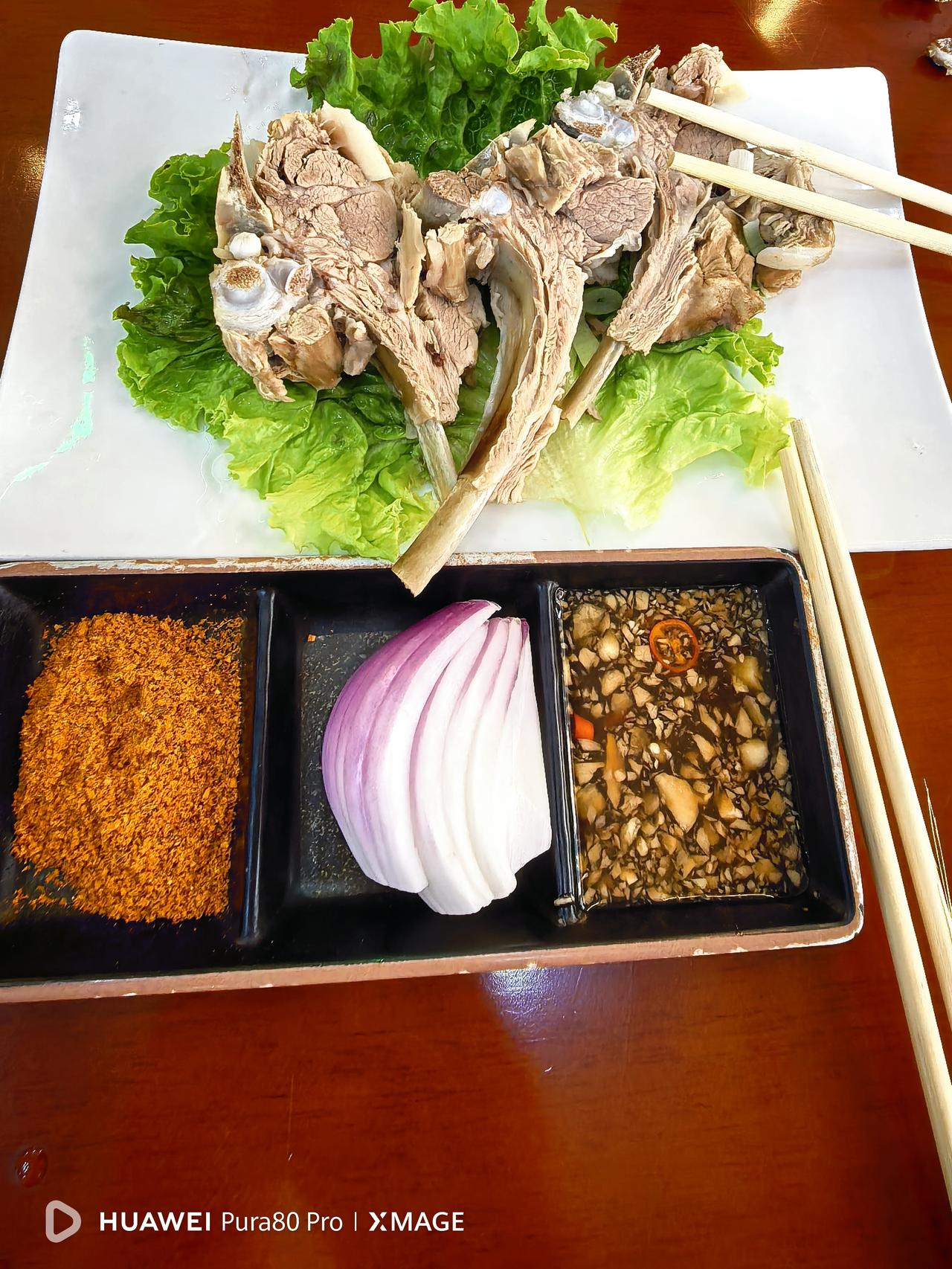 在银川吃的第一顿饭，手抓羊肉、炖羊蹄，臊子面，共花70元。