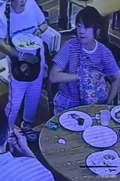 就是这个女的，想拿酒店的免费早餐往兜里装，被拒绝以后，把20个鸡蛋全部损坏，扔在