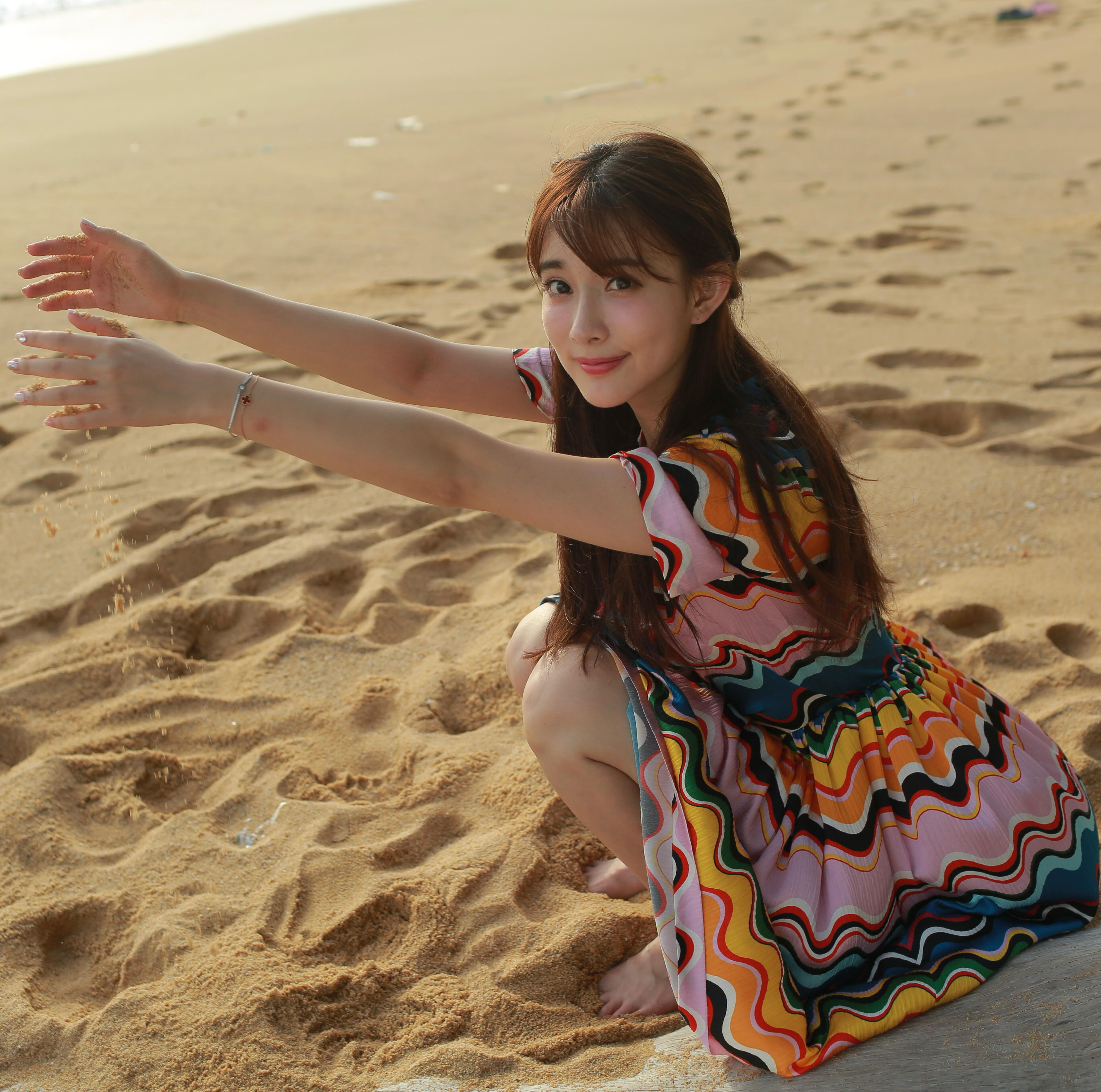 孟子义早期沙滩元气少女感拉满美的