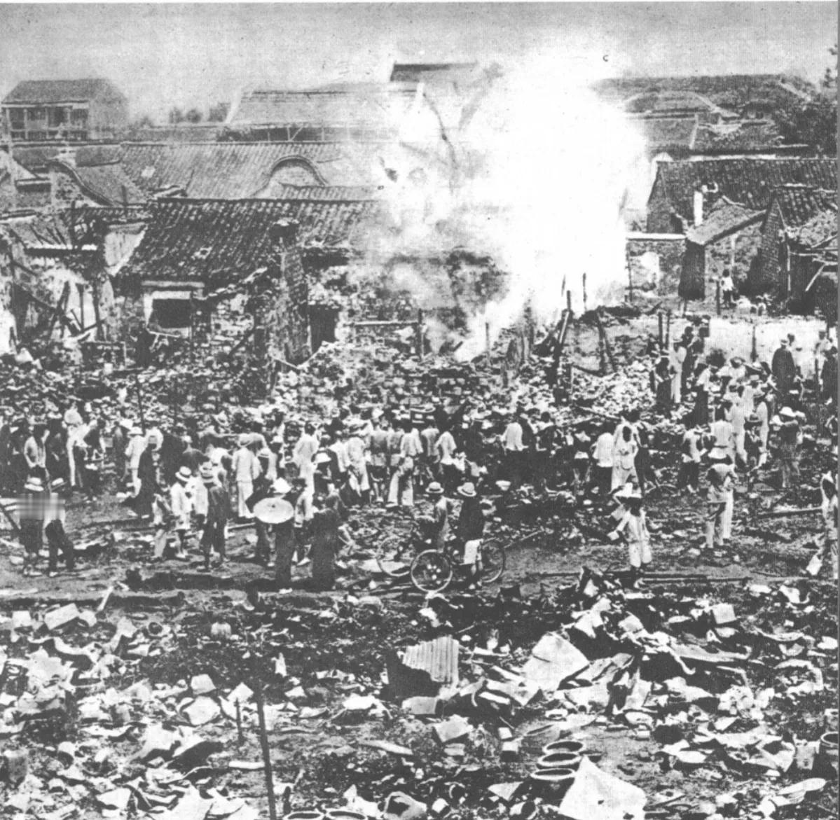 1937年南京评事街被日寇轰炸后的惨状，人们站在瓦砾间看着变成废墟的家园，心中充