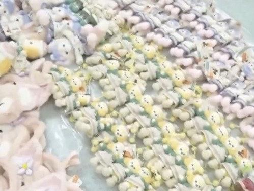 广东珠海拱北口岸最近出了件新鲜事——一位女士拖着两个大行李箱过海关，关员检查机检