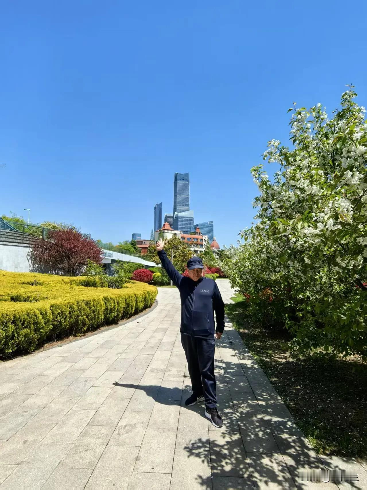 《七律·天地宽》长河九曲入云端，阅尽沧桑未觉寒。腹有诗书方气定，胸无块垒自神