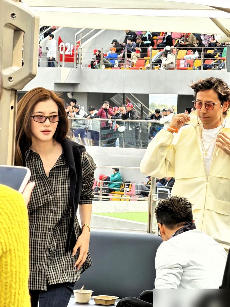 一场婚礼，收入过亿？扒开吴千语的“老钱风”外衣，才发现里面缝满了品牌LOGO。