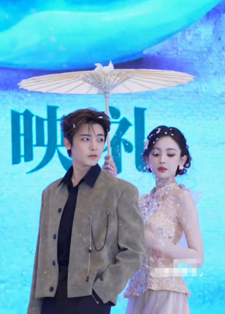 娜扎的皮肤真的好白，都很衣服融为一体了