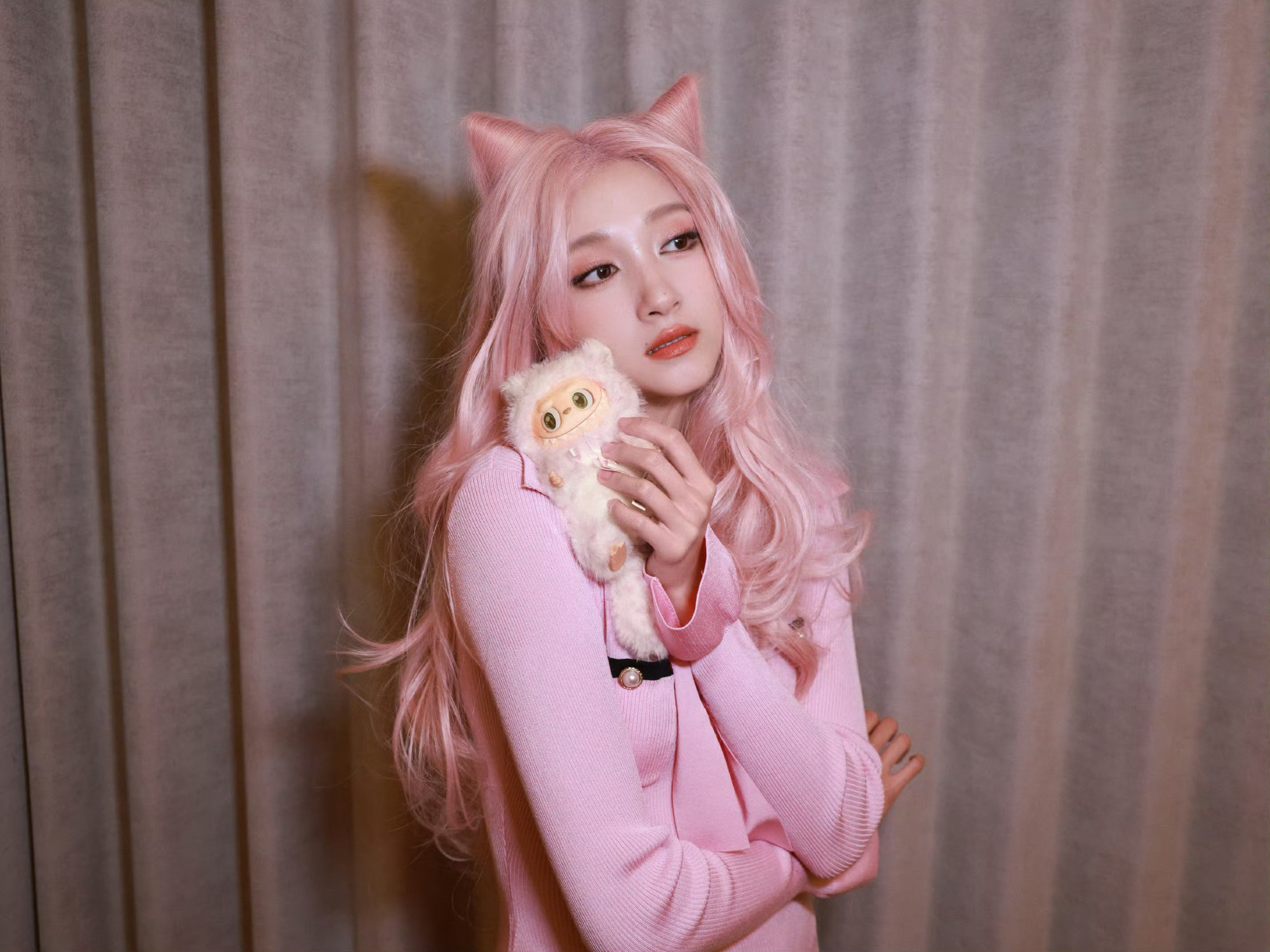 啊啊啊啊啊这是谁家的小猫咪🐱啊啊啊啊啊原来是我家的！！粉色依旧能完美驾驭[吐舌头眯眼睛笑]