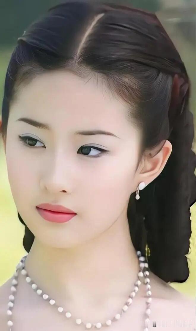 当年在《金粉世家》里董洁一出场惊艳了所有人,一眼就能分辨出来,她的脸有辨识度,气