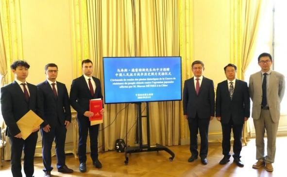 马库斯太狠了，原以为捐赠那些照片就已经够勇敢，没想到他还藏着个惊人计划，下一步竟