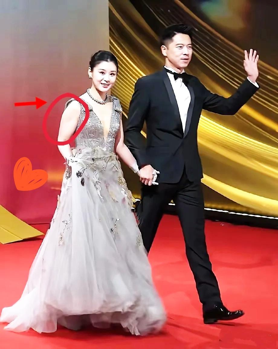 现在最尴尬的人，估计就是王雷了吧国剧盛典红毯最“圈粉”的肌肉，居然长在