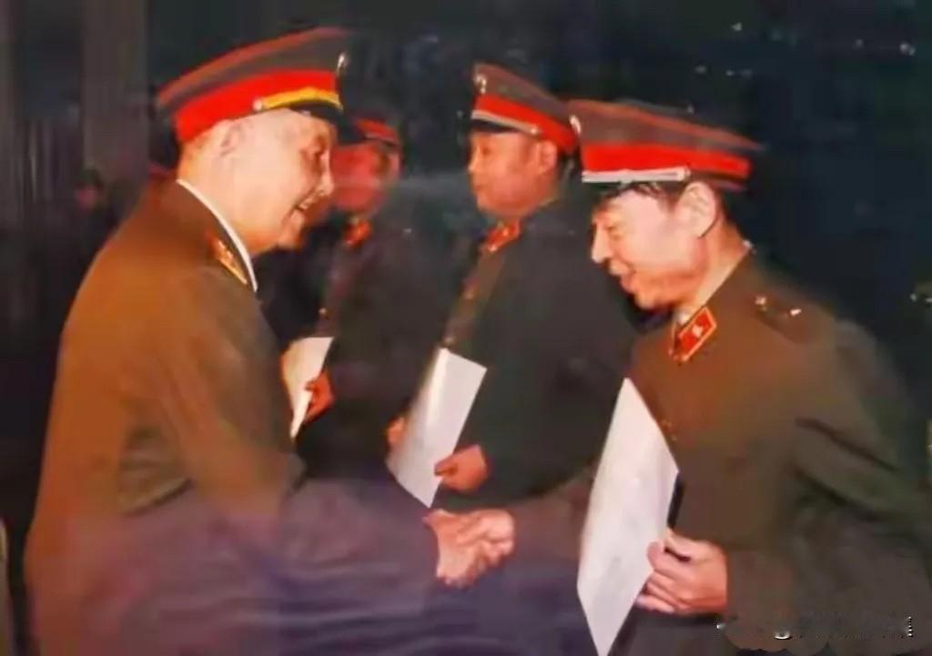 1988年，洪学智将军（左一）为时任兰州军区后勤部政委王永林（右一）颁发少将军衔