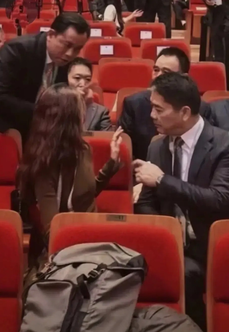 感觉刘强东已经掌控不住奶茶了奶茶的情商、气场都太强了奶茶坐下的时候不断有很多