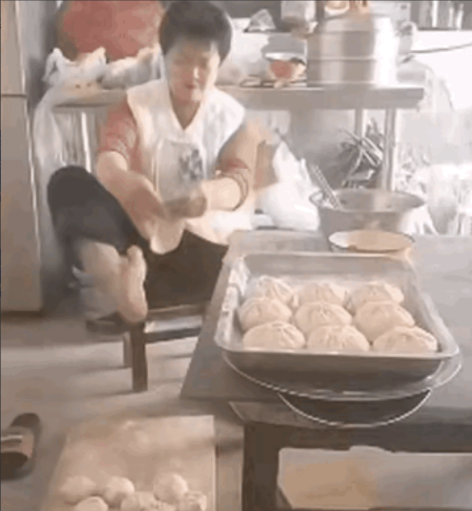 这种人一辈子也发不了财！女子正包着包子，她把和好的面团直接放在地上的案板上，接下