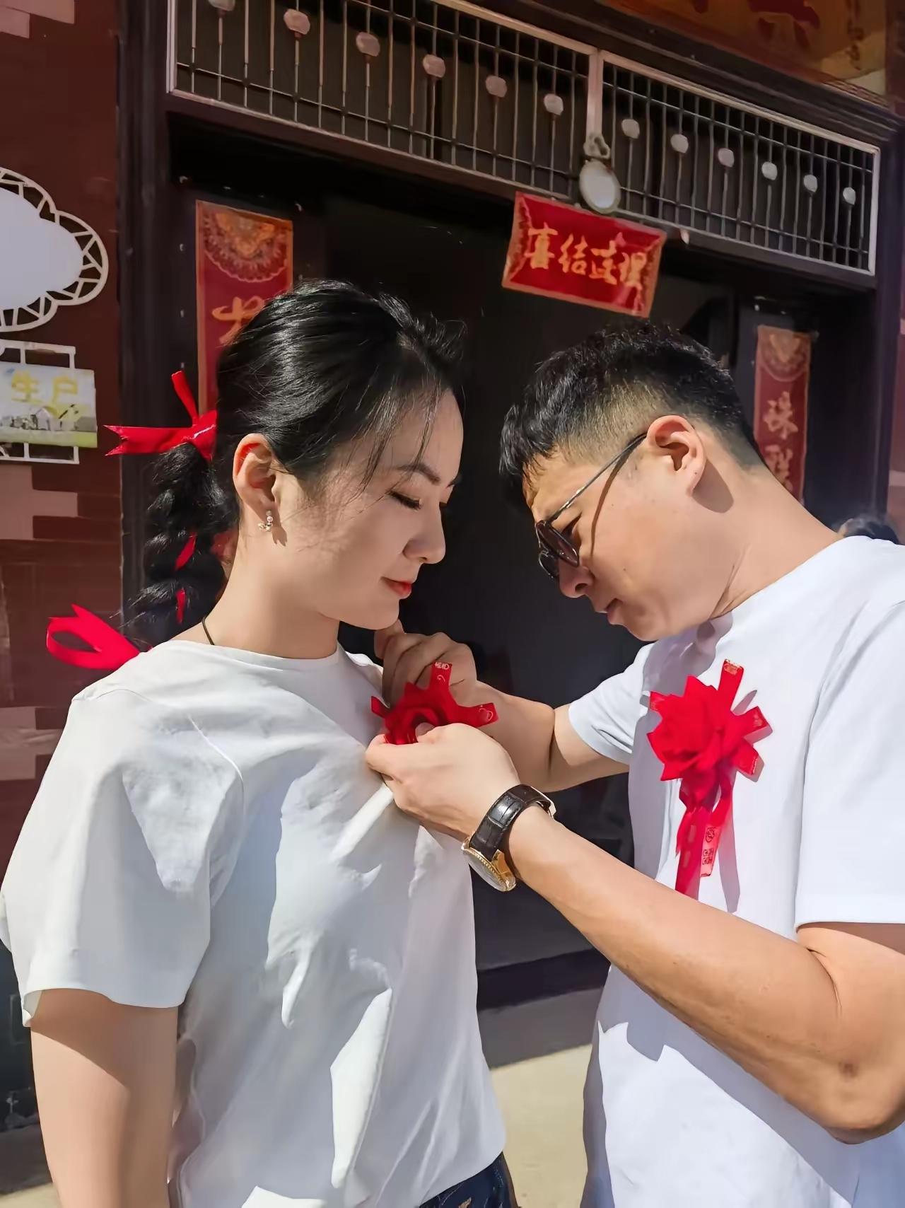 这才是婚姻该有的样子[赞][大笑]祝福这个女孩嫁给爱情[赞]也祝福这个男孩娶到了