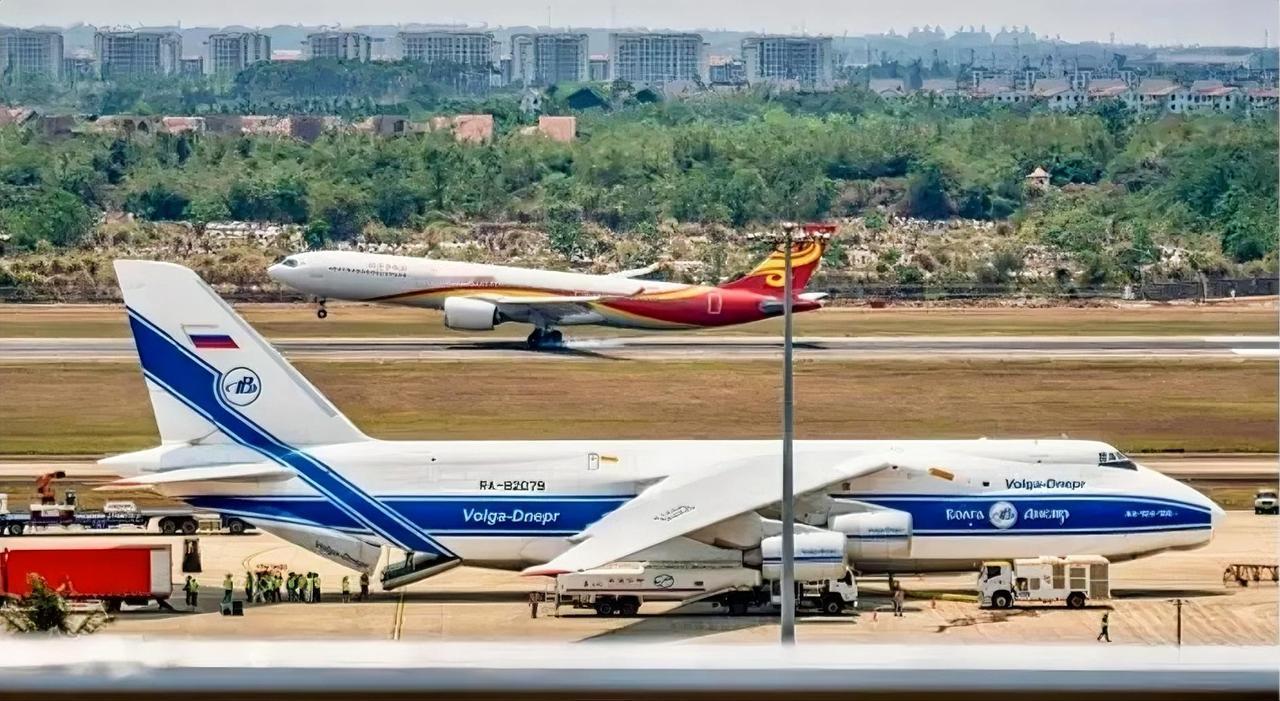 近日，有网友拍摄到了安-124超重型运输机从北京起飞、降落在了海南海口的美兰国际