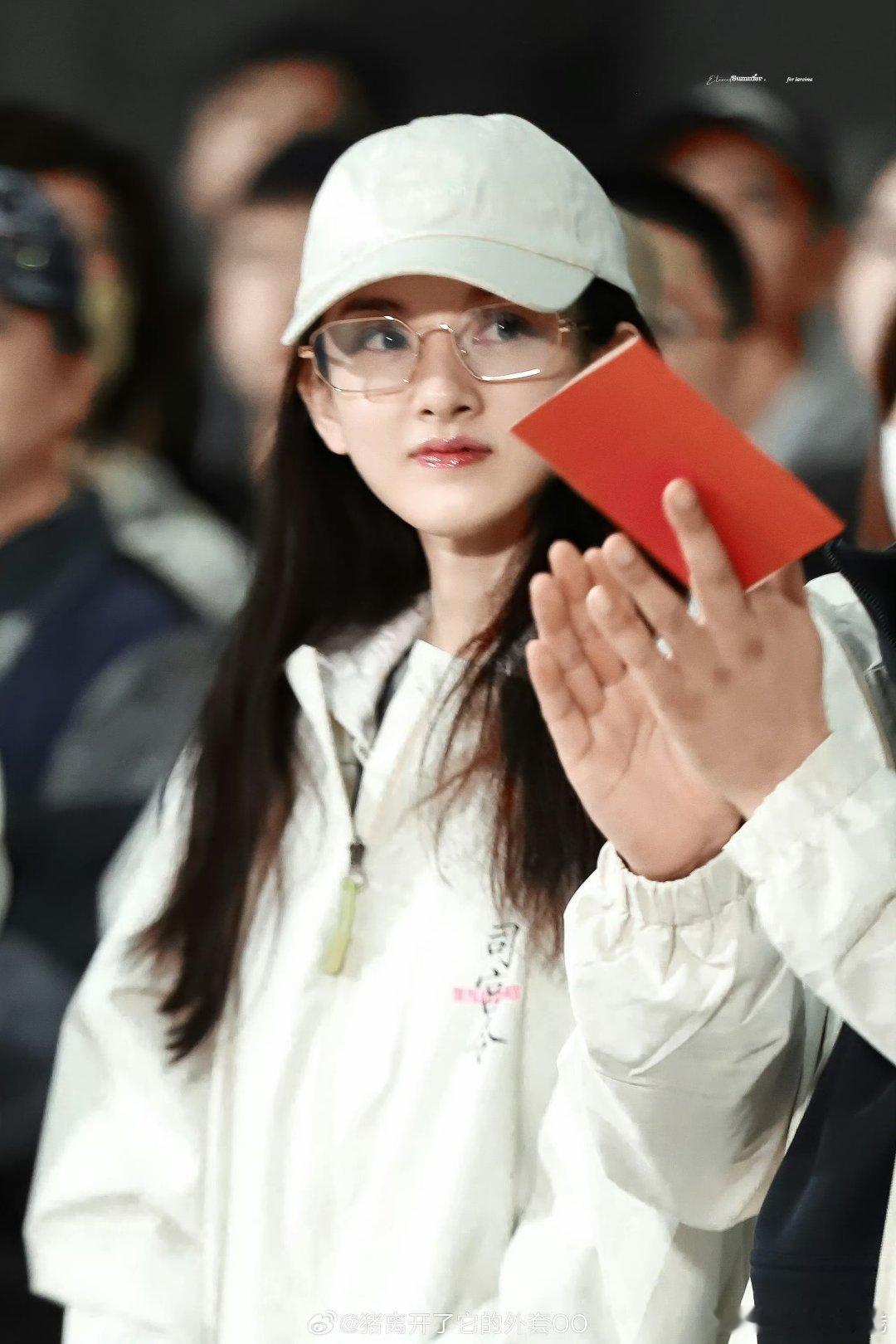 宋祖儿《司宫令》吴蒖蒖开机路透站姐饭拍，状态好水灵的宋祖儿