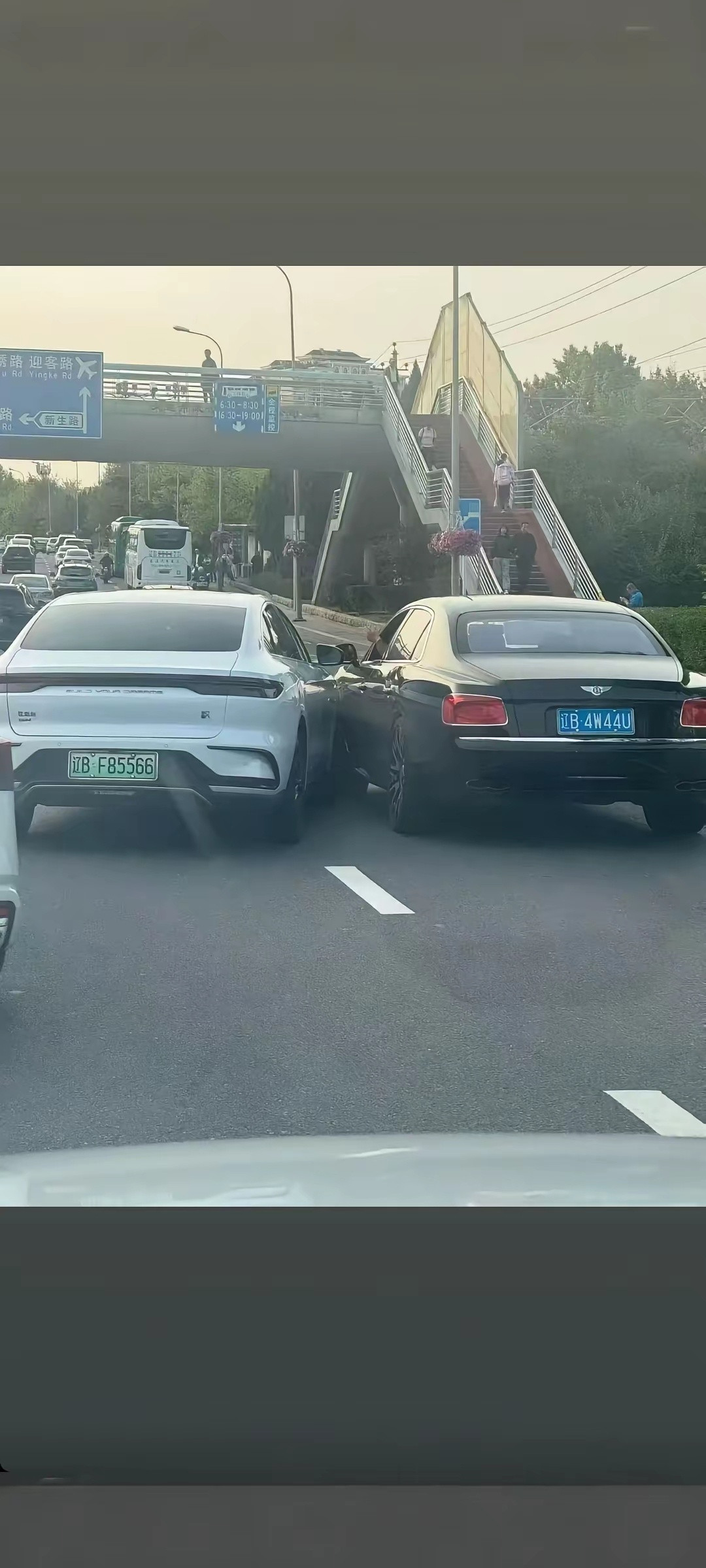 本来网约车插队挺生气了，现在原谅他了