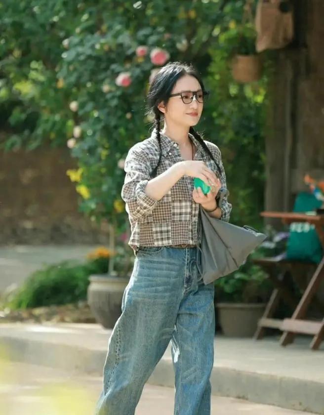 周迅双麻花辫太减龄！格子衬衫+牛仔裤，时髦又高级，51岁状态封神，直接抄作业
