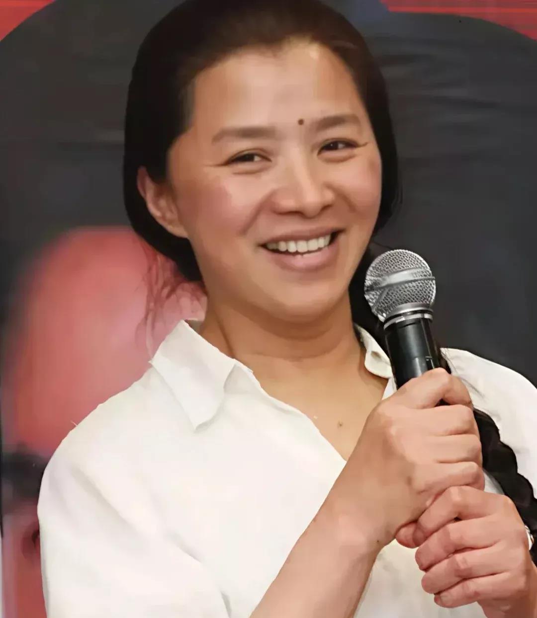 《小巷人家》时，以为迟蓬是江苏人，《生万物》时，以为迟蓬是山东人，　　