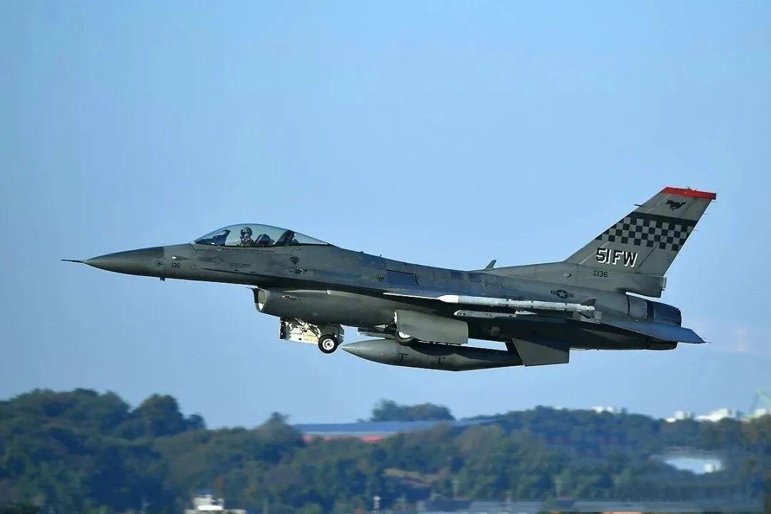 美：你们过春节都不休假的吗？中：怎么？想趁着大年初二找所谓“松懈窗口”来偷鸡？