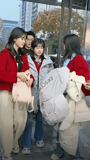 不太理解，陆毅和鲍蕾这么有爱，但是教出来的女儿怎么会如此冷漠。鲍蕾手上拿着两件