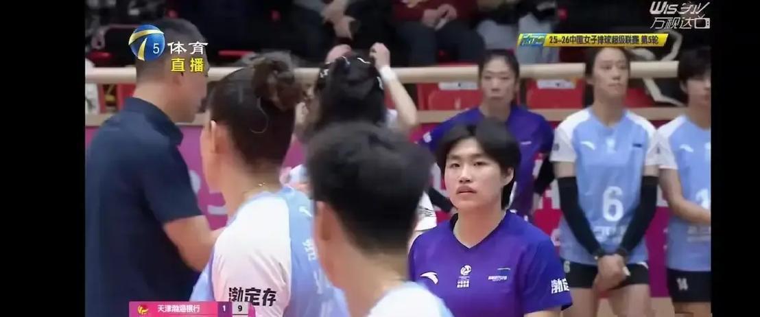 第二局大比分领先，他换上一个二传。全场哗然。节奏瞬间断裂，对手一口气扳平。