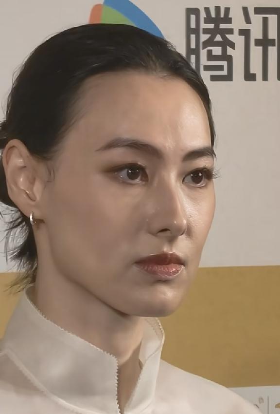 6月20日，梁洛施上海宣传新电影，高清镜头下没有传说中那么惊艳，神情落寞皮肤油腻