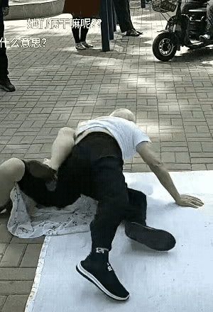 大爷大妈跳舞太难看了公园里，到处都是大爷、大妈在跳舞，这位大爷跳舞不一般，他