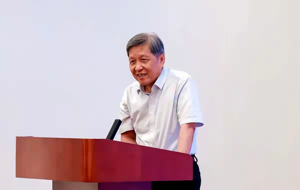 一辆价值百万的豪华汽车，被彻底拆解成了一个个零件。这并非什么事故现场，而是大学课
