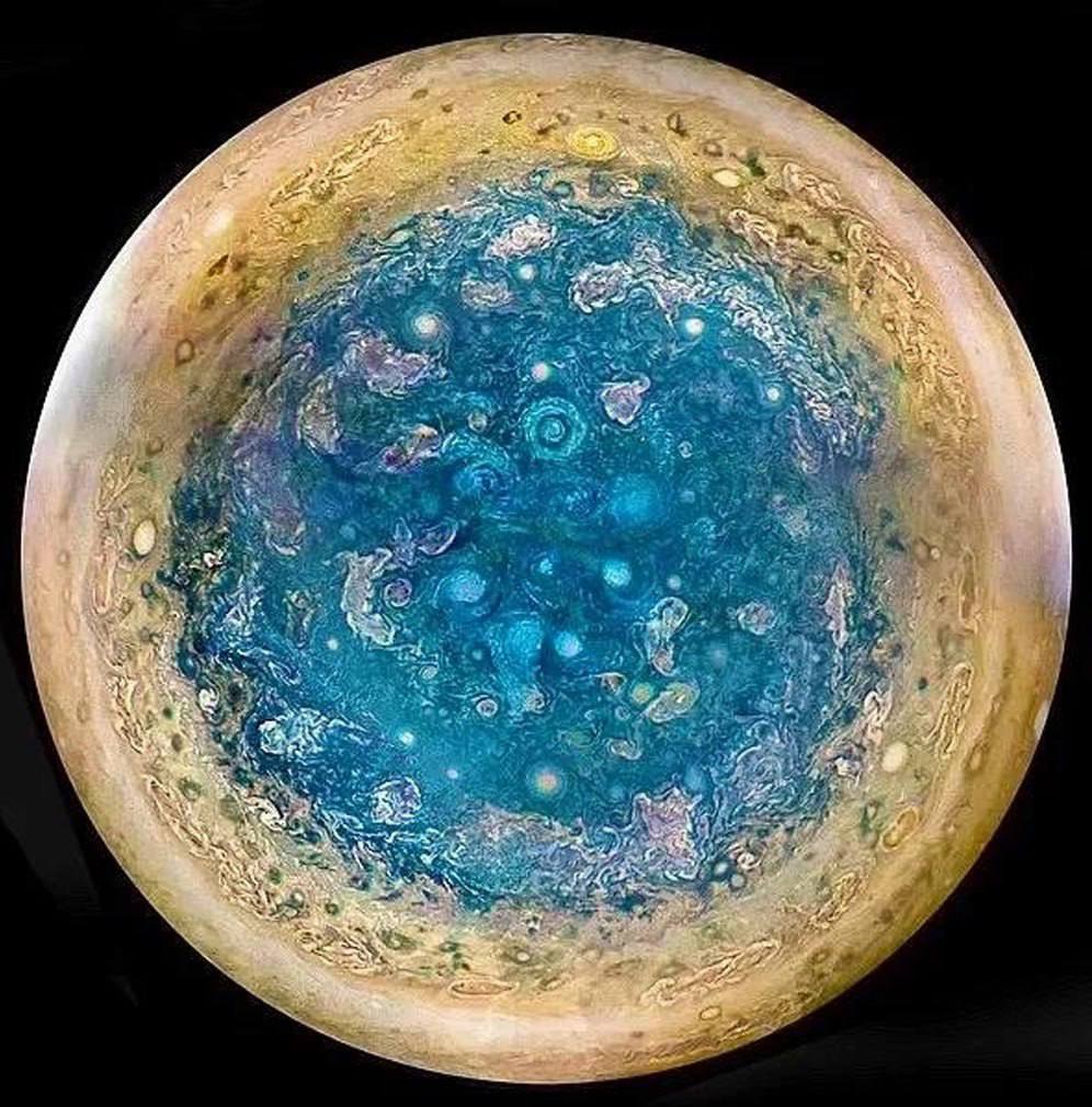 木星南极是一个风暴肆虐的地方。朱诺号探测器从52,000公里外拍摄到了这颗气
