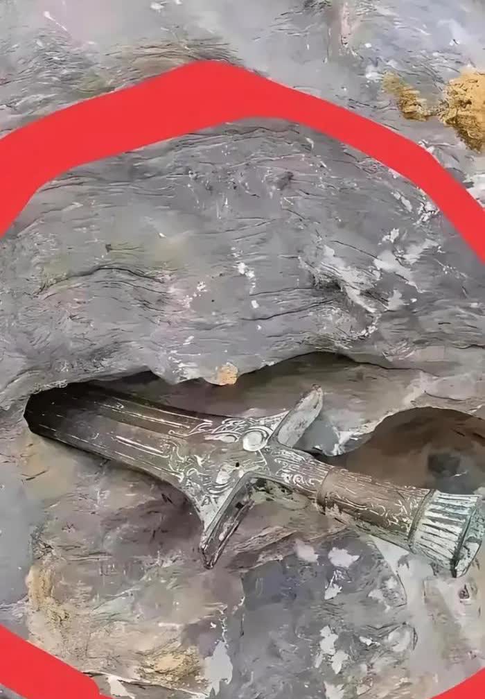 福建有个采药男子，这天在山上寻觅药材。到了一处岩缝下，他便坐下歇脚。突然，一把古
