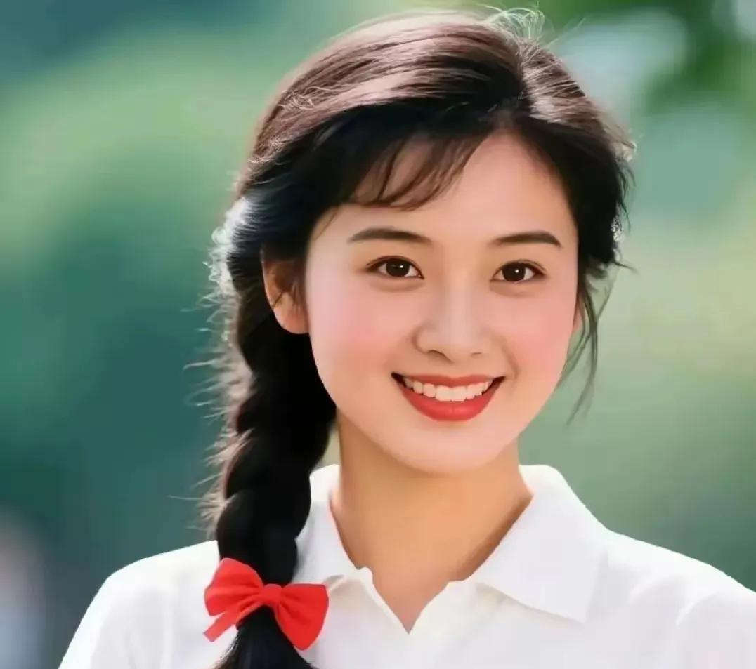 好养眼的一张脸啊！笑容甜美！一张清纯玉女脸，尤其笑起来真好看，像一朵美丽的水莲花