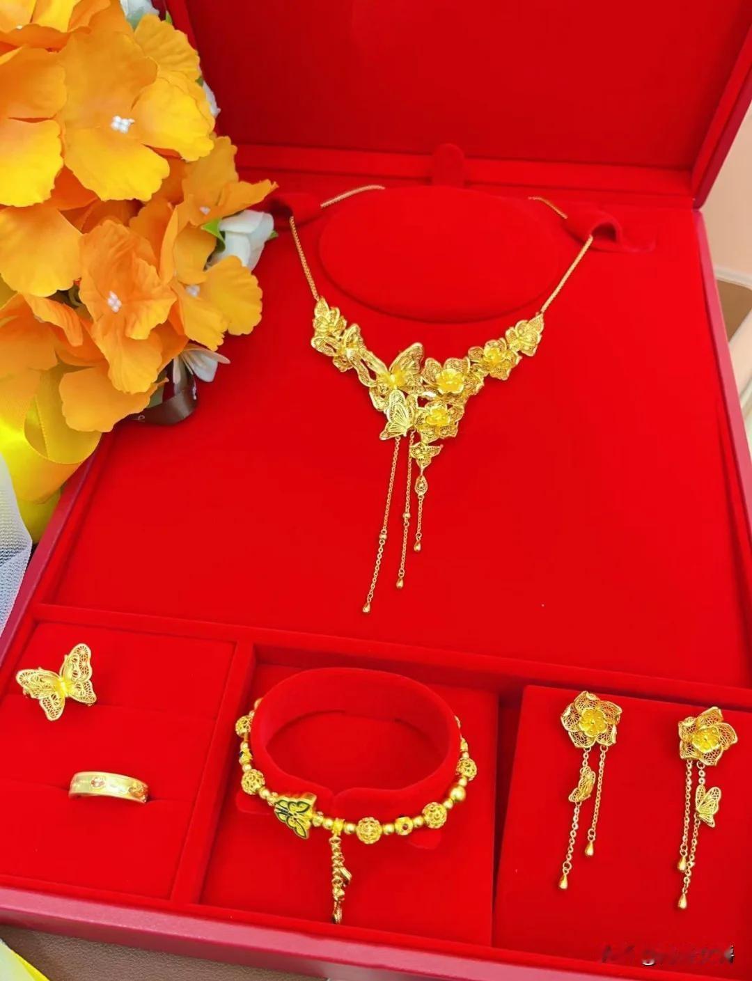 我一堂弟结婚，女方说要买五金，不就耳钉，项链，戒指吗？就算加一个金镯子才四件，