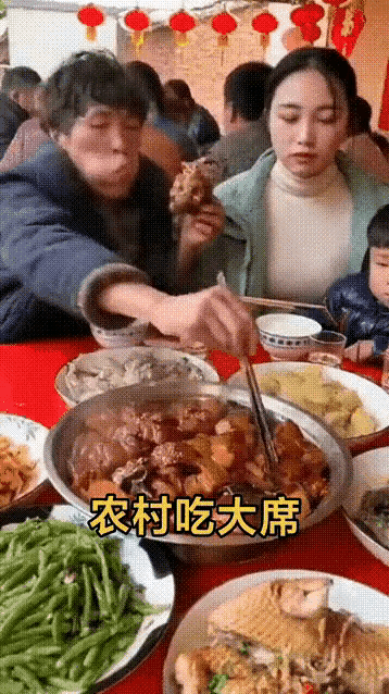 这个男人吃席，翻遍了大盆里每一块肉，旁边的女生看呆了，不知道是吃还是走！