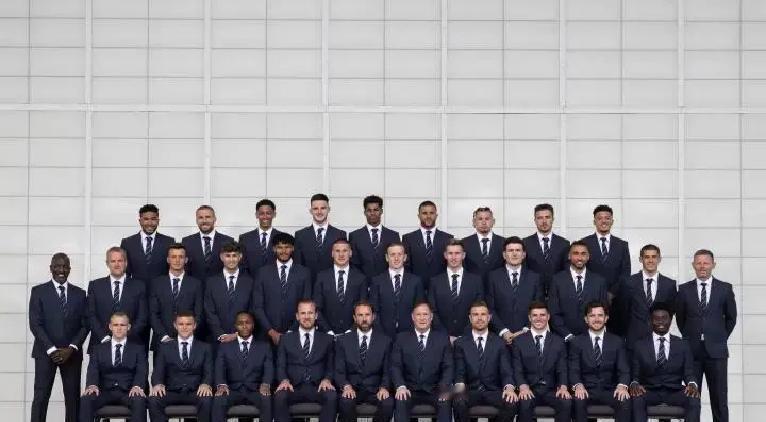 英格兰最大的烦恼：人太强了。福登刚在曼城单赛季造22球，贝林厄姆在皇马前25场