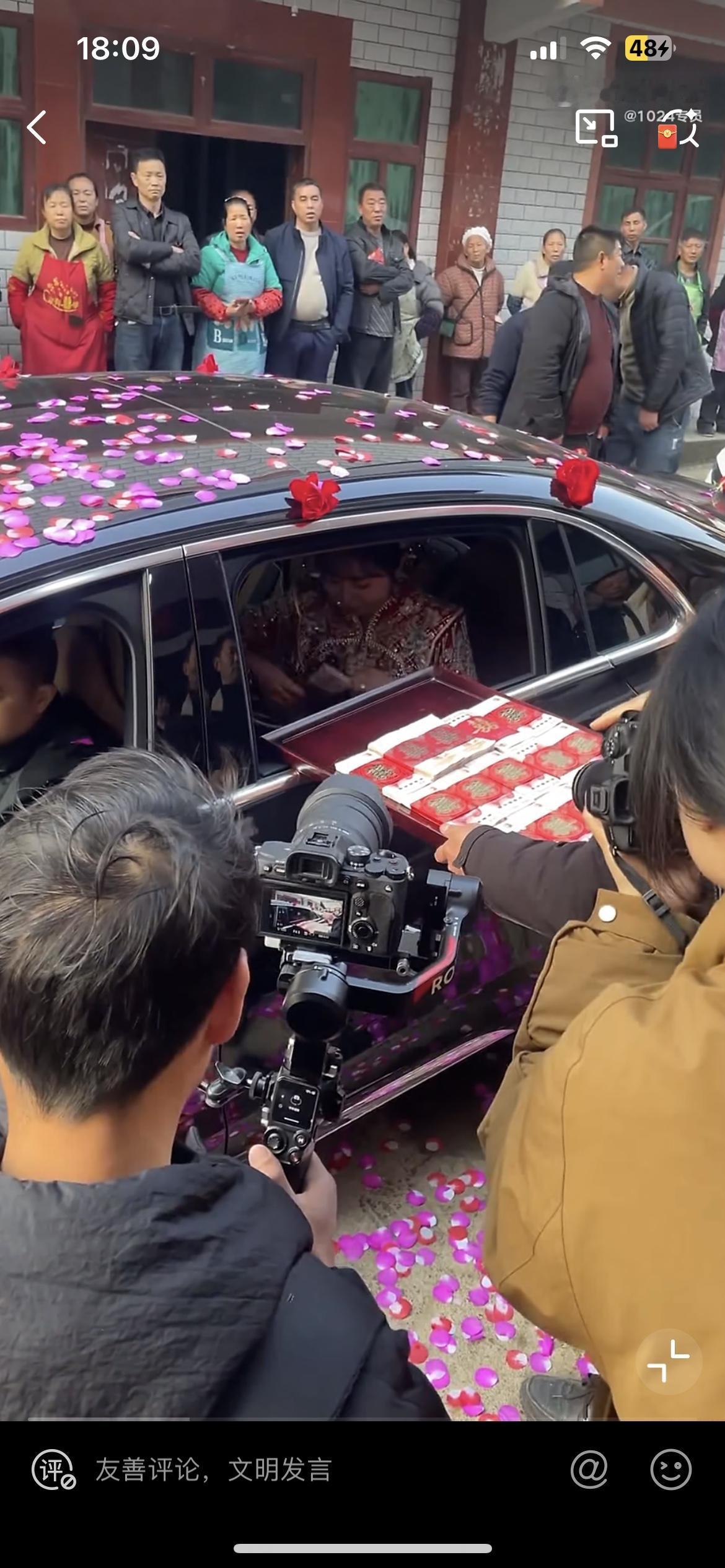 婚礼现尴尬又刺眼的一幕，新娘迎到家门口，男方家端出一个20万的托盘。女方摇下