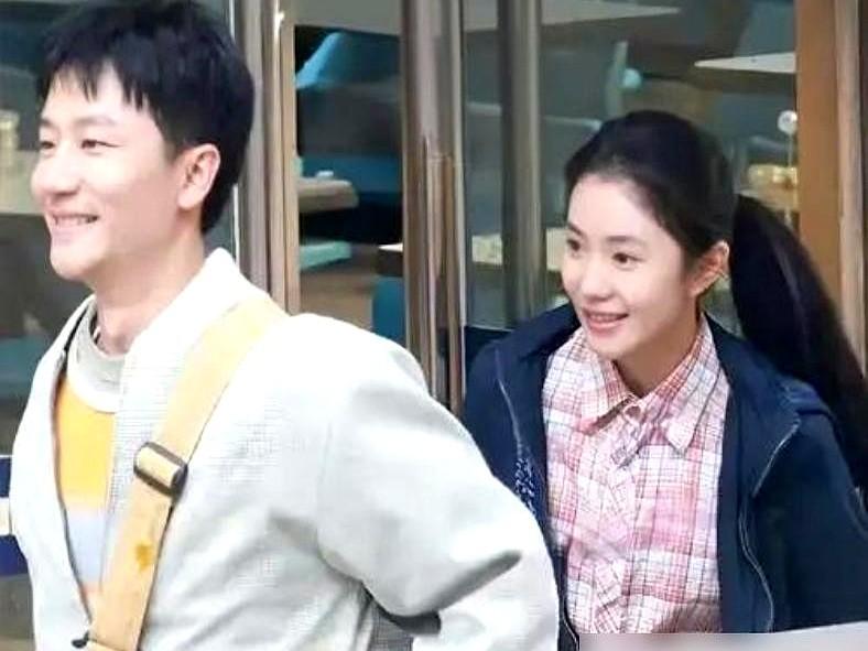 黄轩这回真拼了。为了演个心智只有7岁的“傻子”，直接增重十五斤，土气秋衣扎进