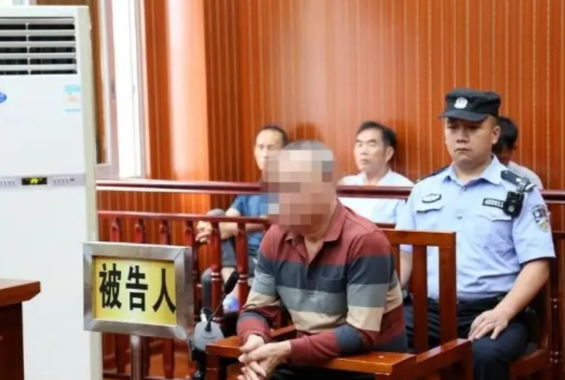 丈夫意外去世，留下2个年幼女儿，公公却霸占90万赔偿款一分不给。女子怒将公公起诉