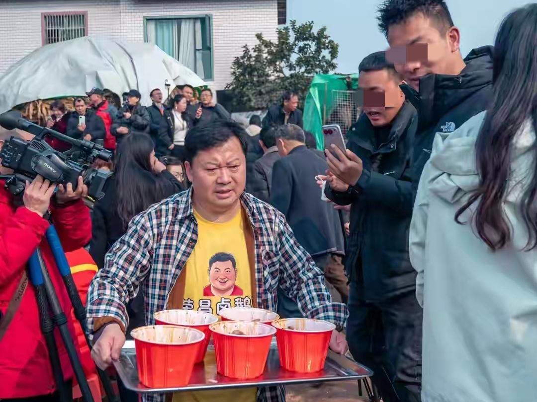 呆呆的刨猪宴，荣昌卤鹅哥干了一天的活，虽没蹭到现场的流量，但口碑却迎来逆