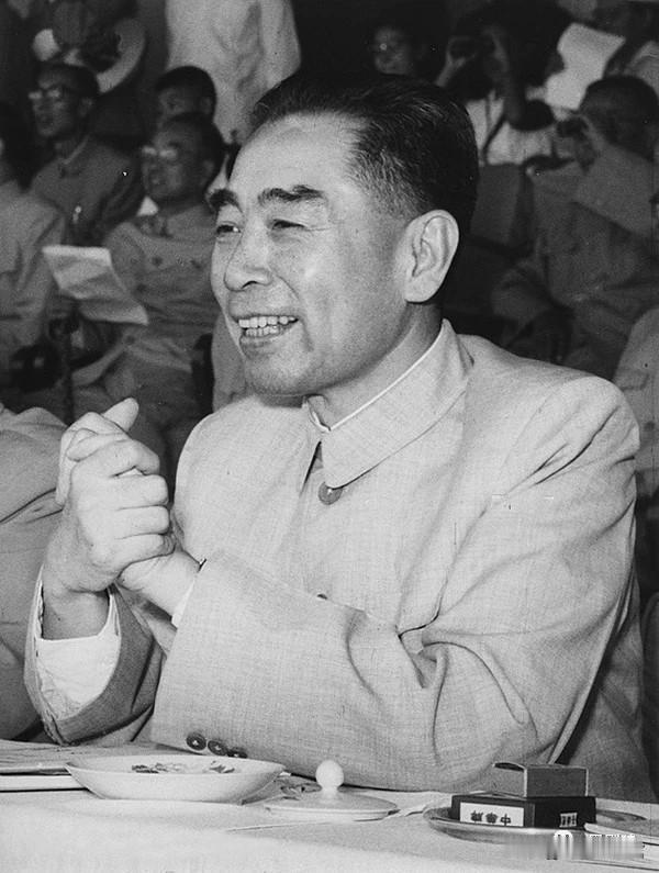 1959年，周恩来在北京观看体育表演。吕相友/摄。