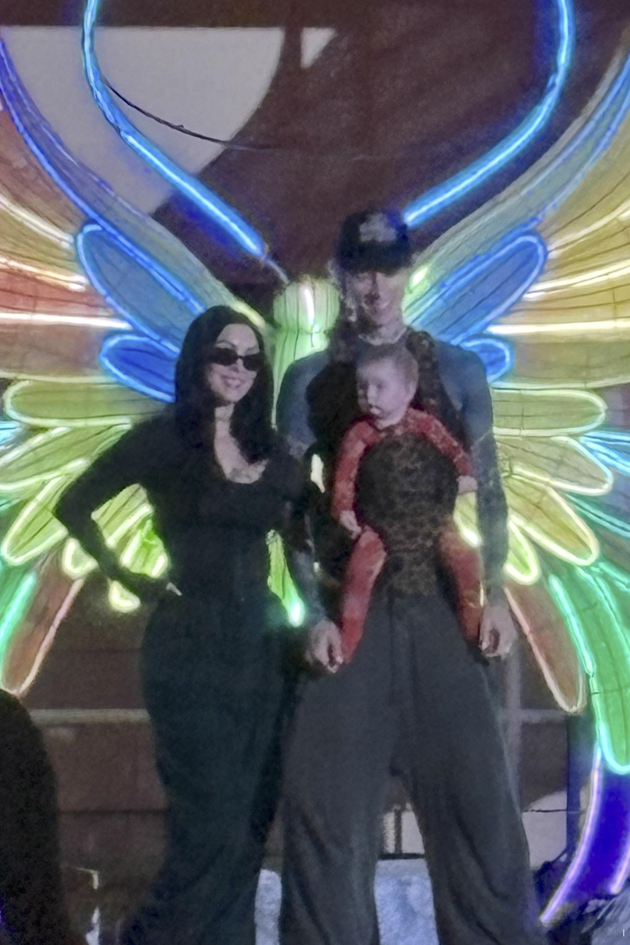 Meganfox梅根福克斯和MachineGunKelly带着女儿Saga