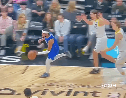 现代NBA是怎么打球的？来看看哈迪这个扣篮！这是几步上篮呢？一次运球就可以